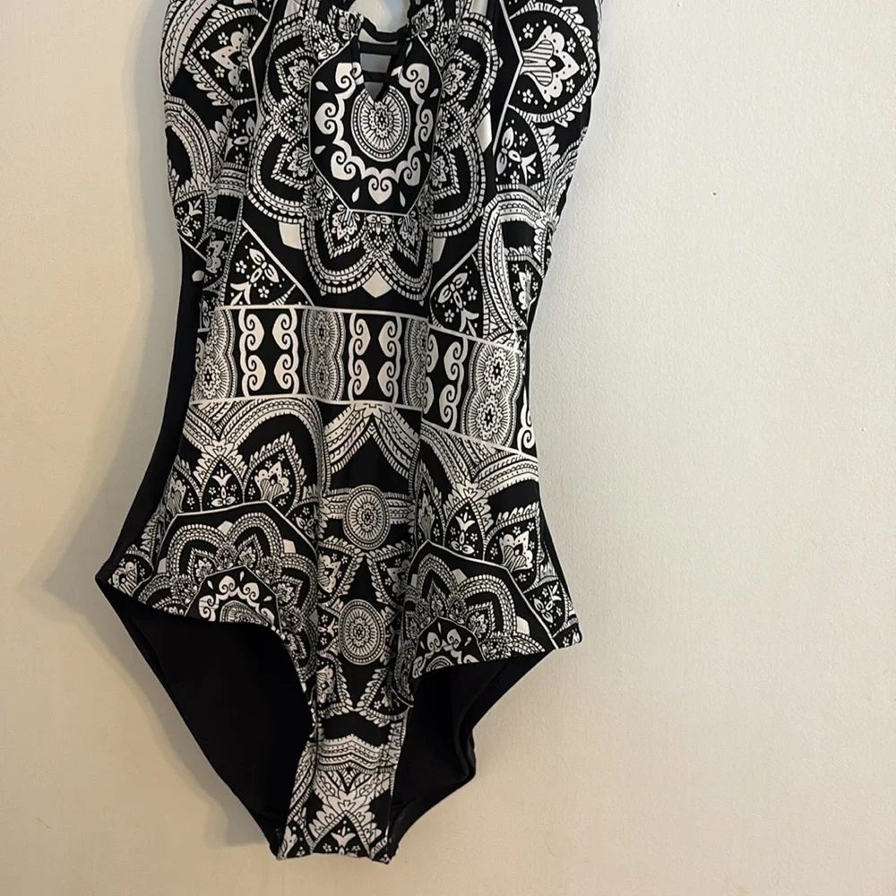 Jantzen black & white medallion black strappy back one-piece bathing suit.size 8 - Picture 5 of 11